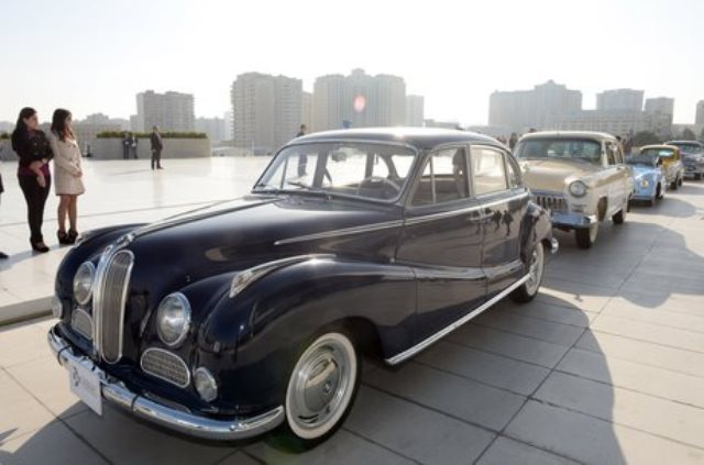 В Баку открывается выставка классических автомобилей